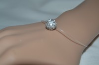 Bracelet fashion sphère en strass de verre argenté 0.8 cm sur fil invisible.